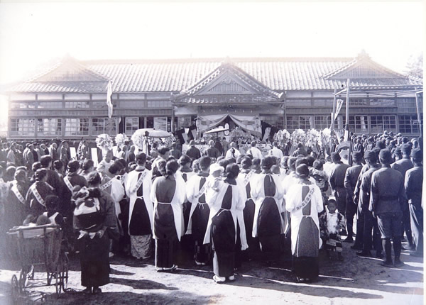 ����{���h�w�l��(�����ɂق񂱂��ڂ��ӂ��񂩂�)�̕w�l�B�i�ӂ��񂽂��j���ʁi���j�鑒�V�i�������j�̎ʐ^�i���Ⴕ��j�i�������w�Z�����i�Ђ邨���傤�����������傼���j�j